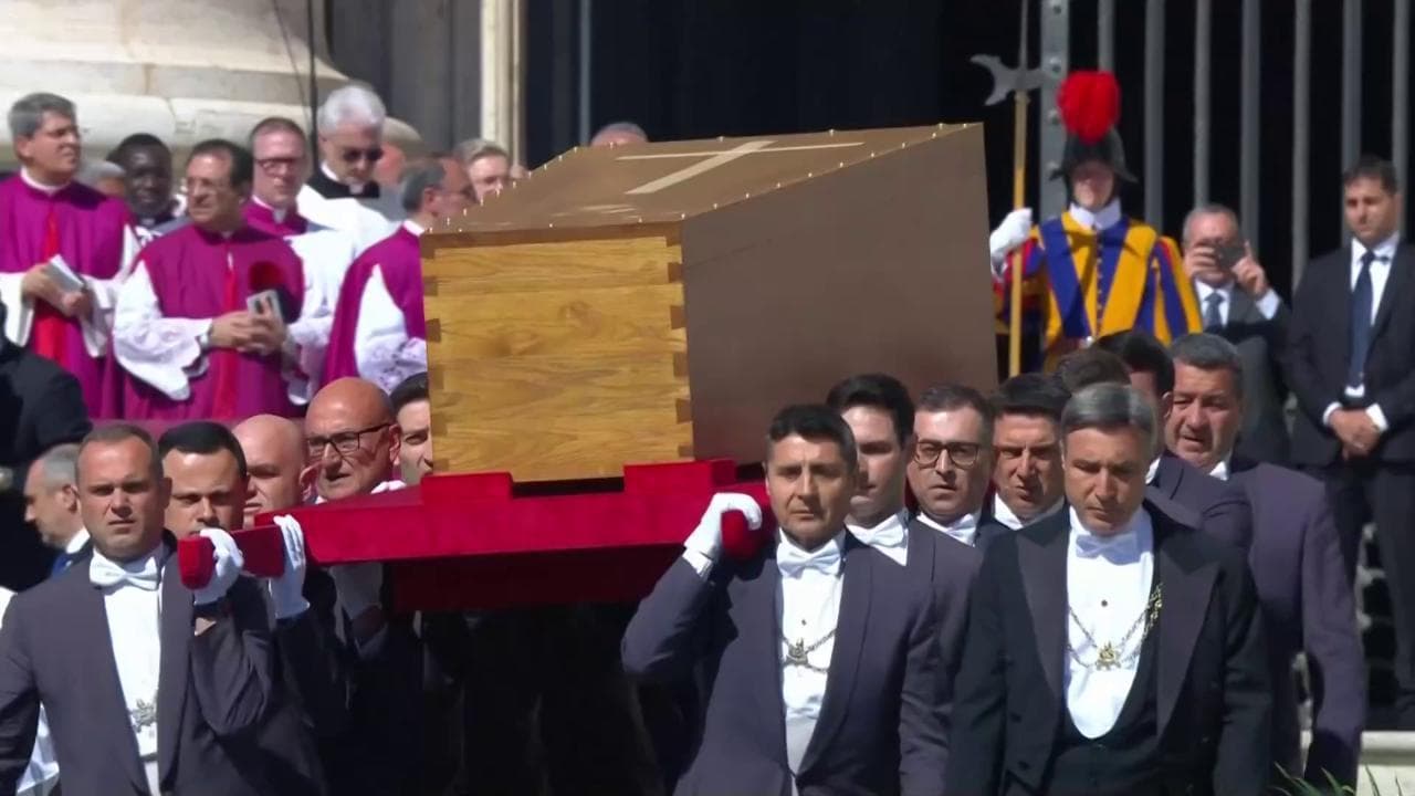 Papa Francesco, il feretro portato sul sagrato tra gli applausi dei fedeli