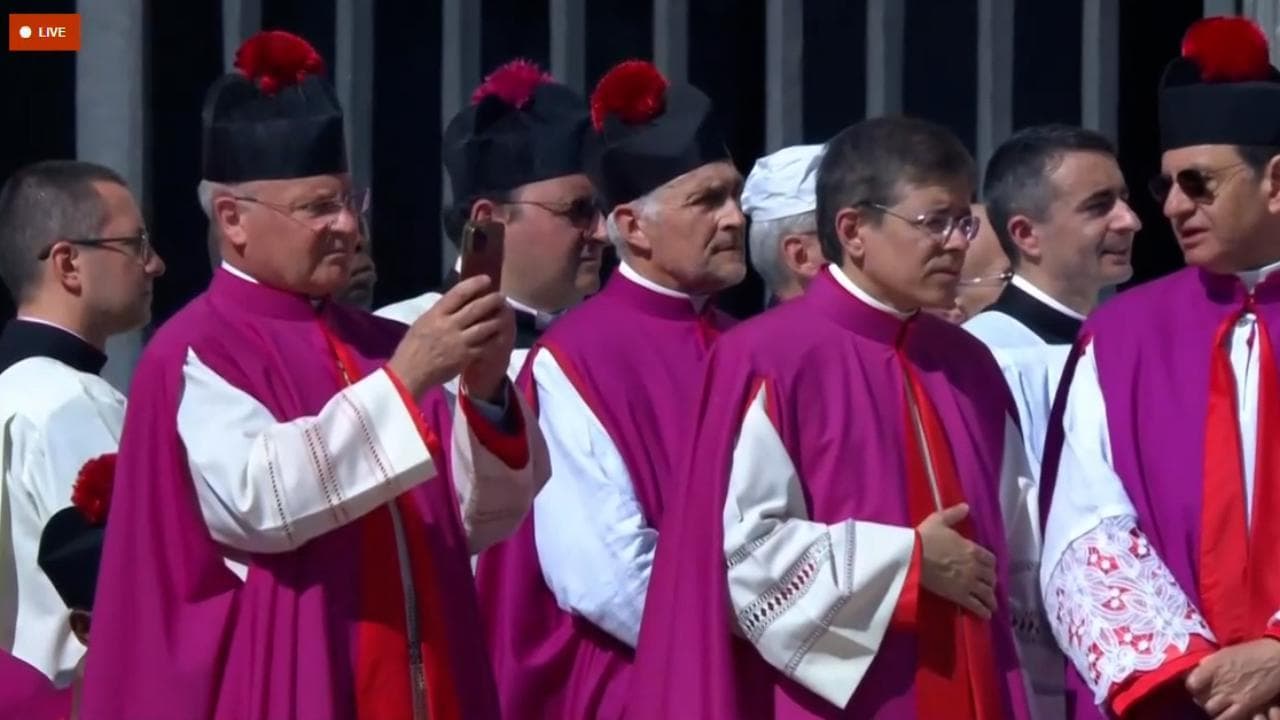 Funerali papa Francesco: anche gli alti prelati non resistono a foto e video dell'evento