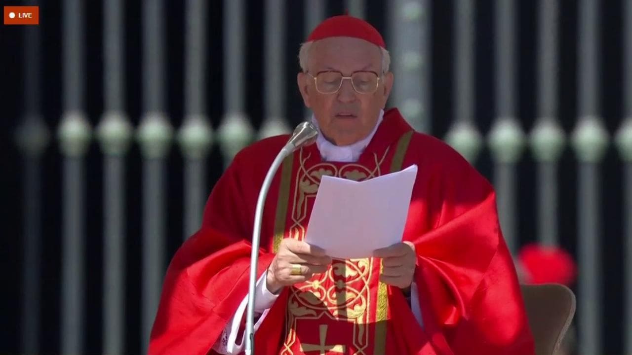 Funerali papa Francesco, il cardinale Re: "Ha toccato menti e cuori, per lui plebiscito d'affetto"