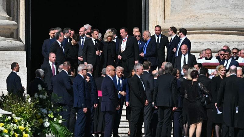 Macron con la moglie Brigitte e&nbsp;Donald Trump