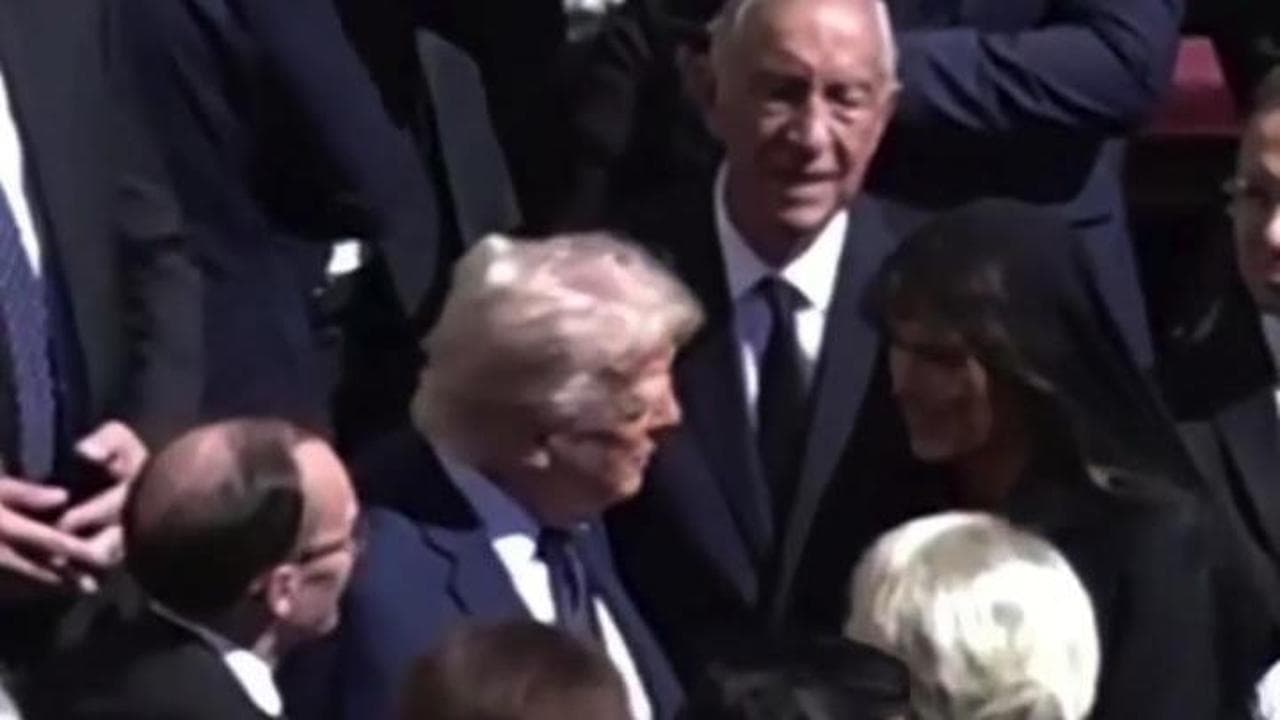 Funerale Papa Francesco: la stretta di mano tra Trump e Von Der Leyen