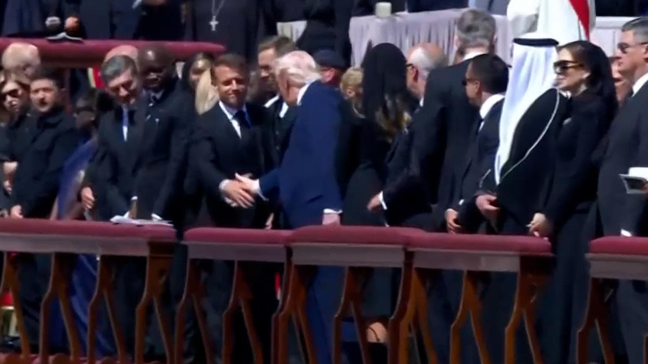 Funerali Papa, "Scambiatevi un segno di pace": le strette di mano tra i potenti della Terra