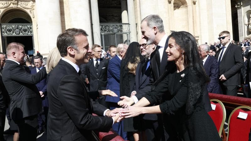 Il presidente francese Emmanuel Macron, il re Felipe e la regina Letizia di Spagna