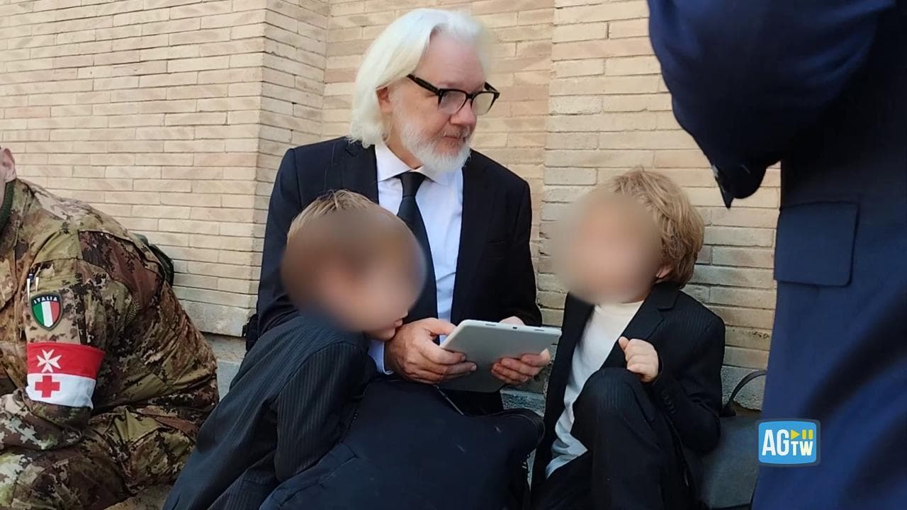 Ai funerali di papa Francesco c'è anche Julian Assange, con moglie e figli