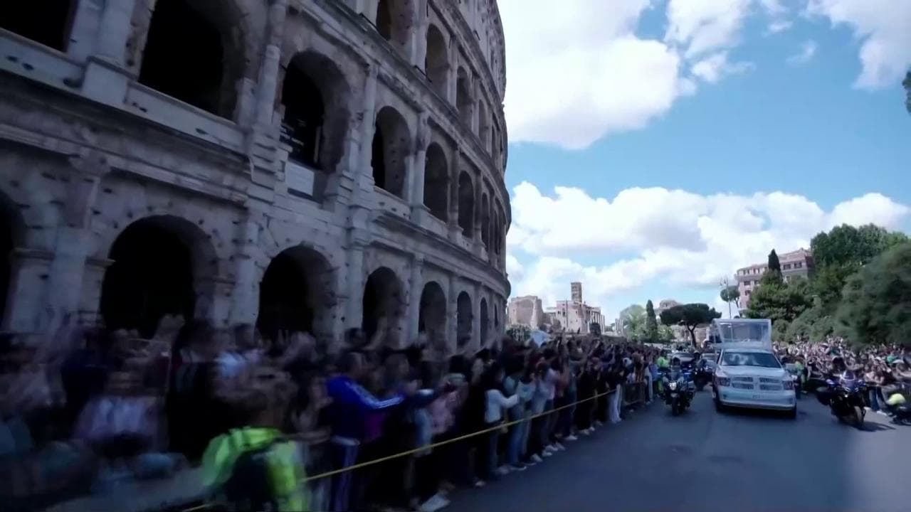 La papamobile al Colosseo, applausi dei fedeli al corteo