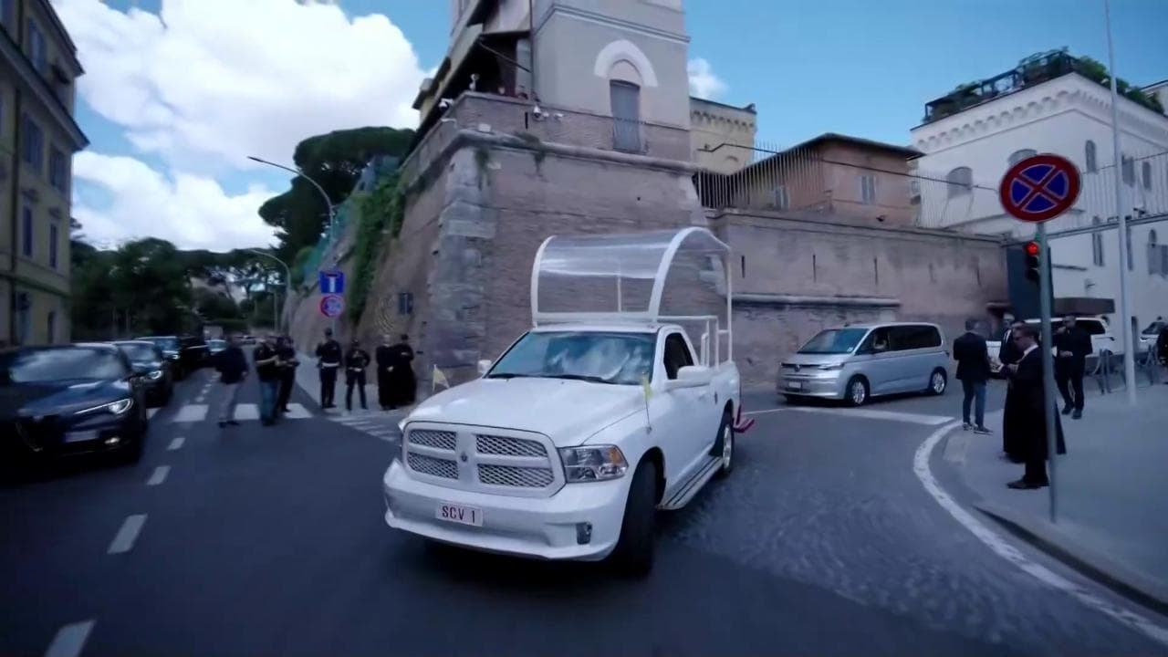 Il feretro di Papa Francesco lascia il Vaticano sulla papa-mobile verso Santa Maria Maggiore