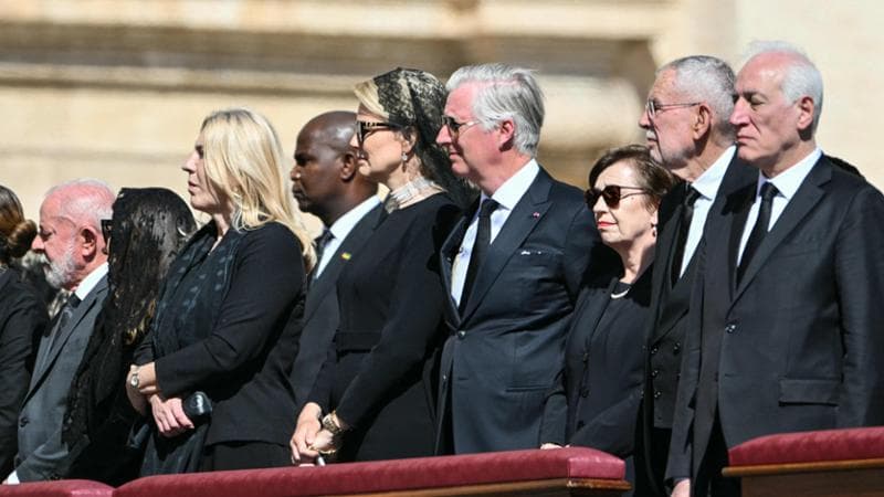 Il re del Belgio Filippo (centrale a destra), con la moglie regina Mathilde (centro a sinistra)