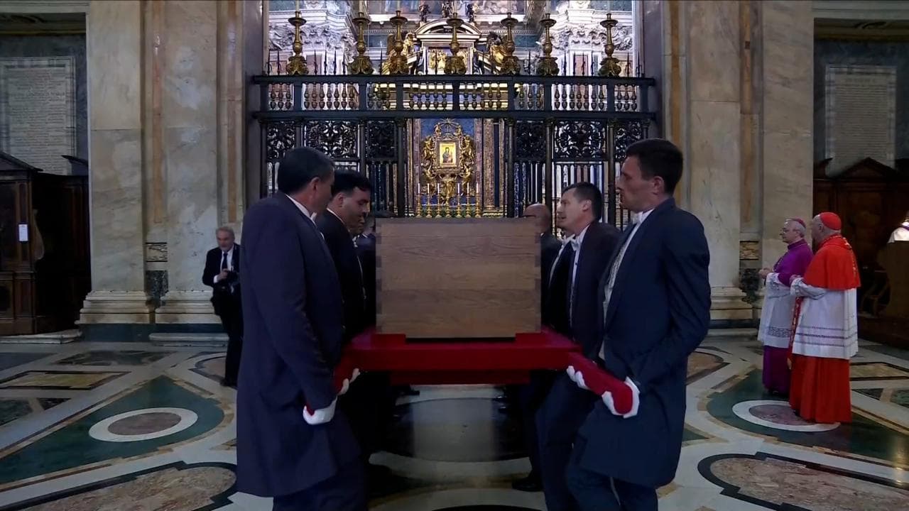 Santa Maria Maggiore: la bara del Papa sosta davanti all'icona della Salus Populi Romani