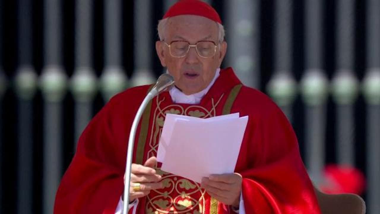 Funerali papa Francesco, l'omelia del cardinale Re: "La sua voce incessante per fermare le guerre"