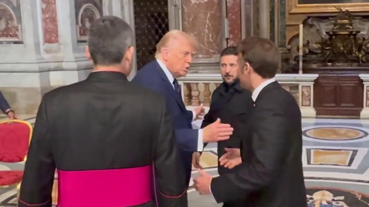 Trump e Zelensky parlano in San Pietro prima del funerale di Francesco (e dopo il saluto di Macron)