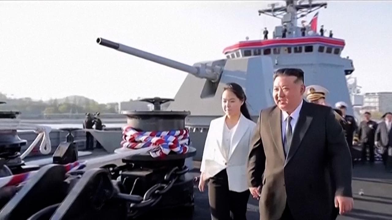 Corea del Nord, Kim Jong-un inaugura una nave da guerra da cinquemila tonnellate con la figlia