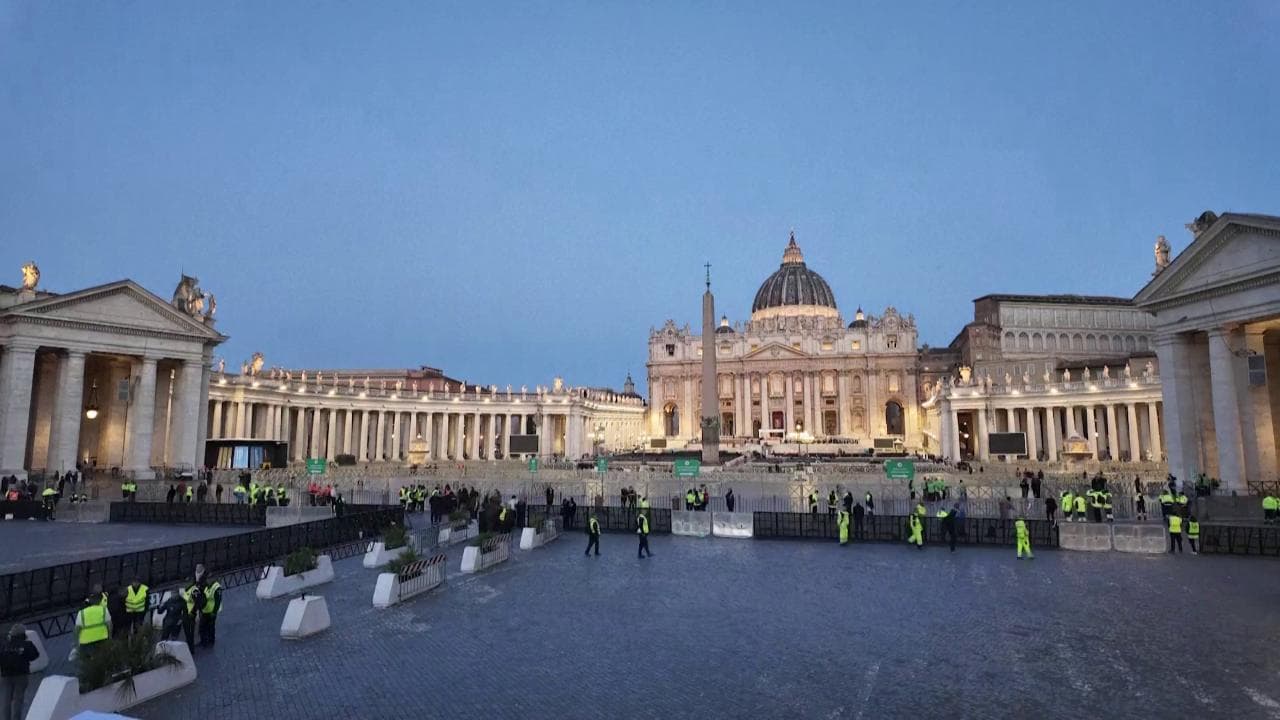 I preparativi, la folla e la piazza vuota: timelapse di San Pietro il giorno del funerale del papa