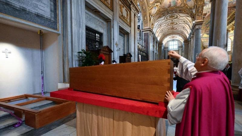 Papa Francesco, i funerali in diretta: almeno in 400mila per l’addio, 249 le delegazioni. Le immagini della tumulazione