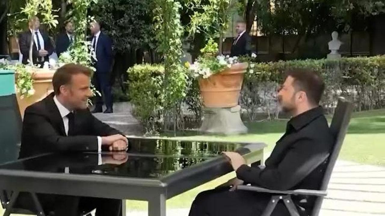 Incontro Macron-Zelensky dopo i funerali del Papa: "Ucraina pronta a cessate il fuoco"