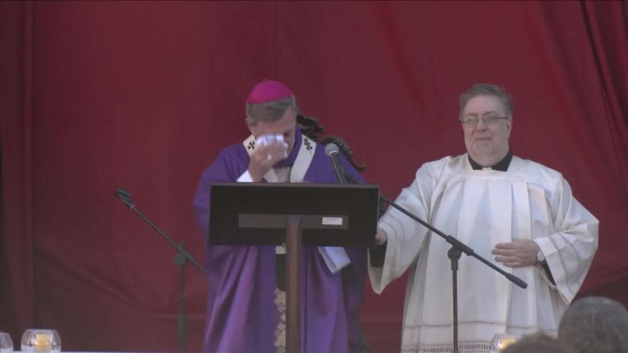 Messa per papa Francesco a Buenos Aires: l'arcivescovo commosso si asciuga le lacrime sull'altare