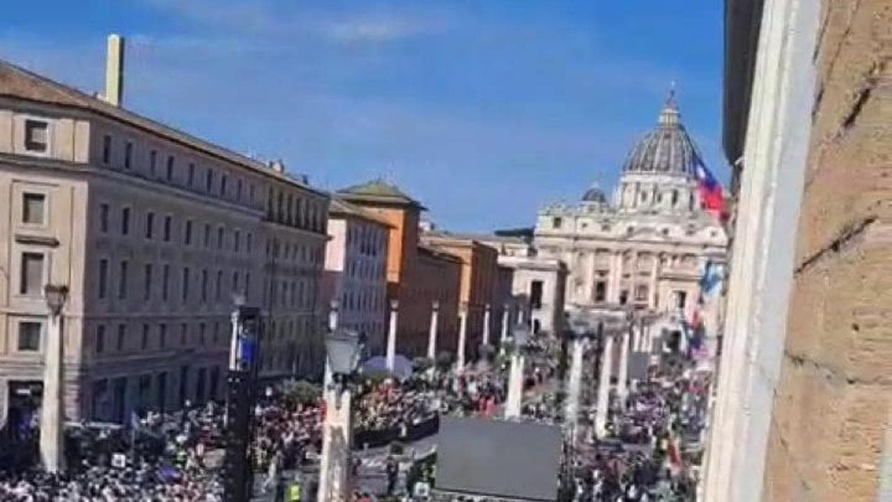 Messa in suffragio di Papa Francesco, migliaia di giovani a San Pietro