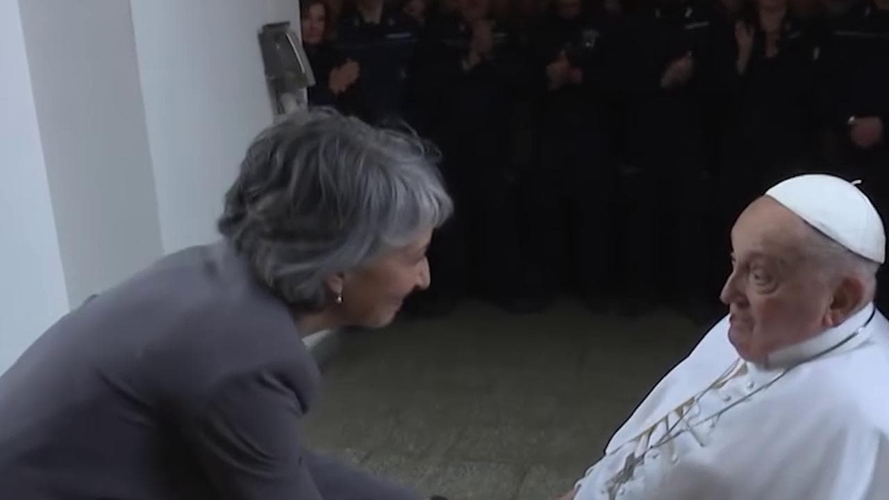 Francesco il papa degli ultimi, l'ultima visita a Regina Coeli: "Ha salutato i detenuti uno a uno"