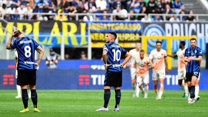 Lautaro e Arnautovic, sullo sfondo la Roma esulta