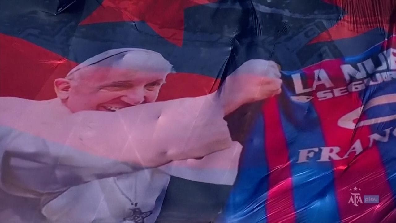 Colori del Vaticano e striscioni con immagini del papa: la coreografia del San Lorenzo per Francesco