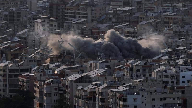 Libano, l’esercito israeliano bombarda Beirut: “Colpito deposito di munizioni di Hezbollah”