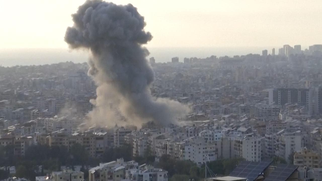 Libano, l'Idf bombarda Beirut: "Colpito un deposito di munizioni di Hezbollah"