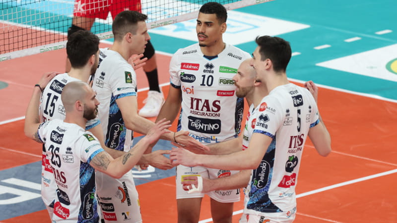L'abbraccio dei giocatori di Trento (foto legavolley)
