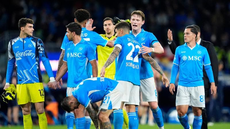 I giocatori del Napoli festeggiano a fine partita