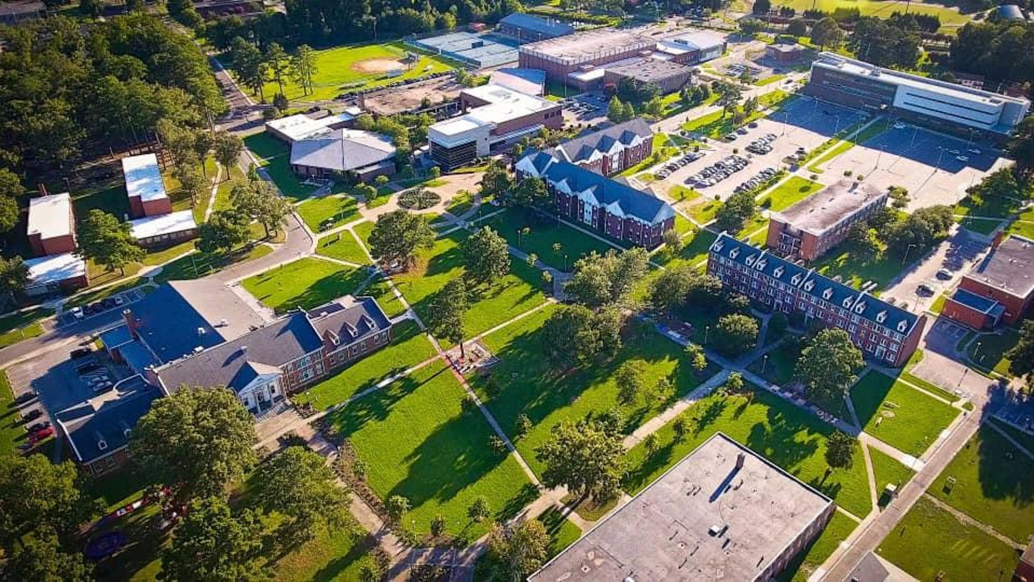 ABD, Kuzey Carolina Üniversitesi'nde çekim: Yirmi dört, altı yaralı öldürüldü