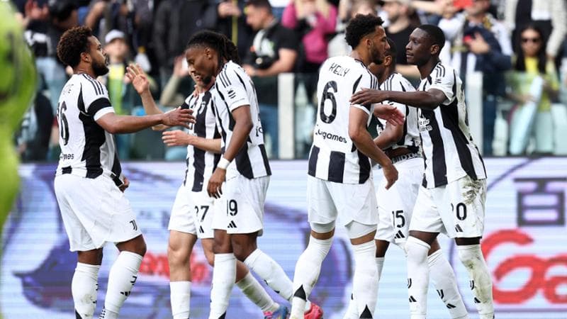 I giocatori della Juve esultano dopo il gol del 2 a 0 al Monza