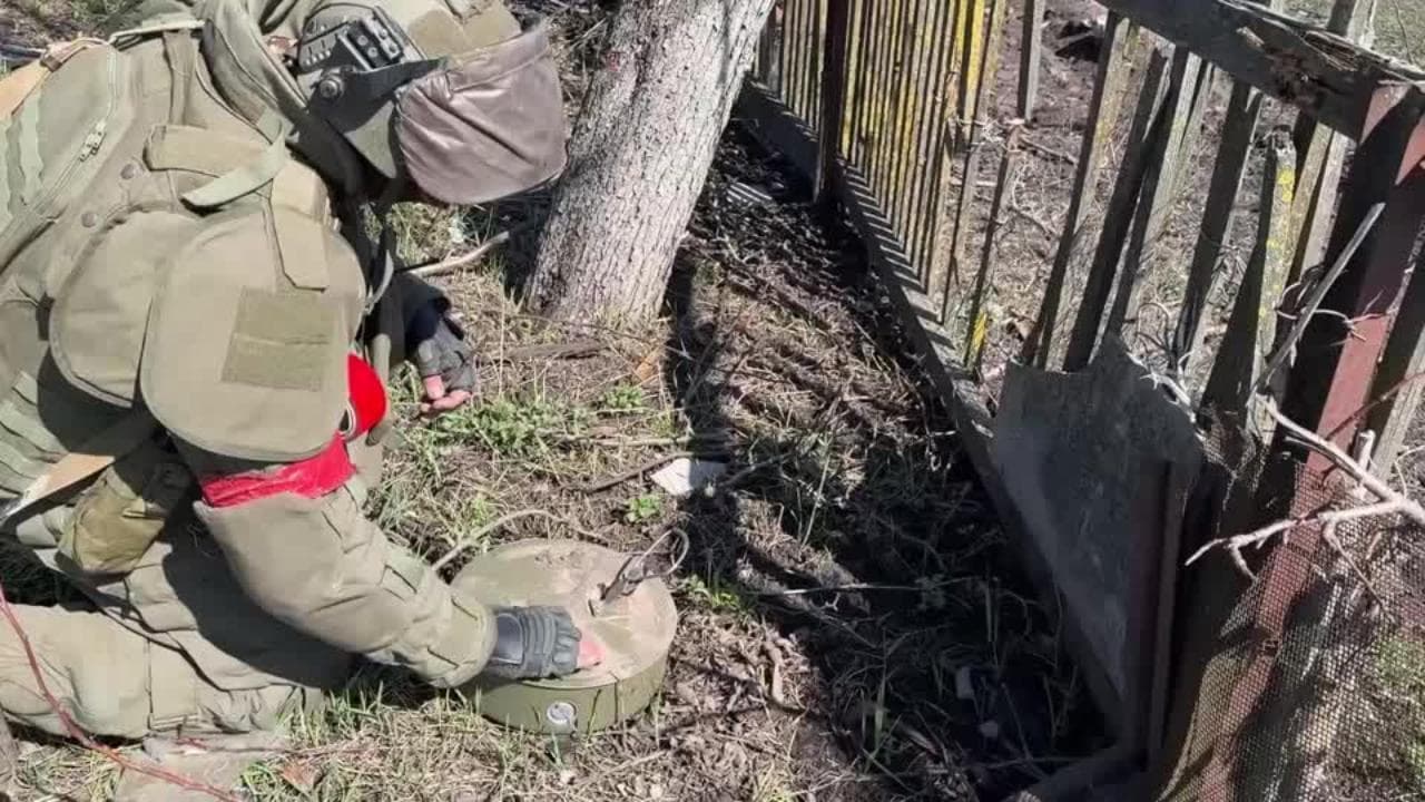 Ucraina, le operazioni di sminamento dell'esercito russo in un villaggio del Kursk