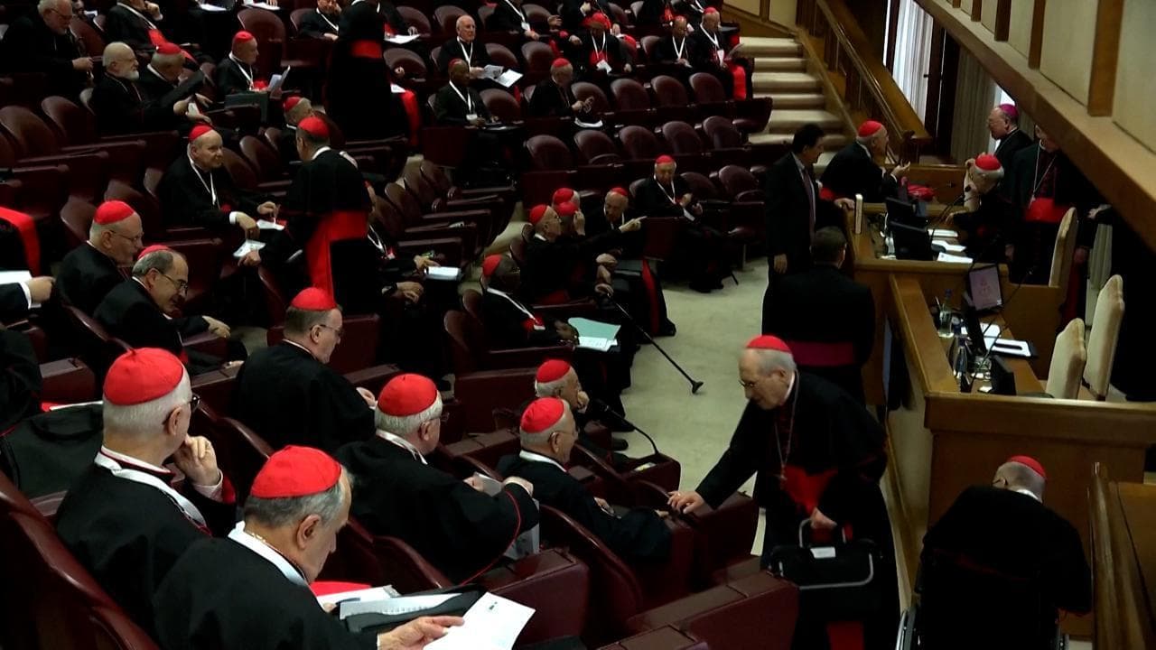 Verso il Conclave, i cardinali riuniti nella congregazione: preghiere e discussioni in aula