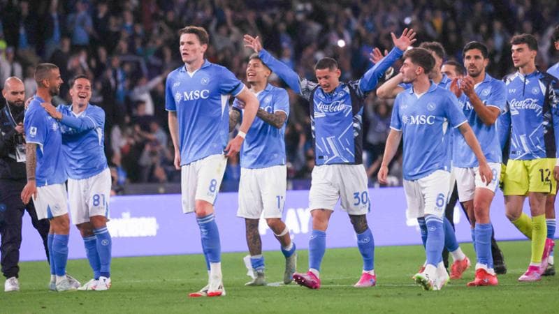 I giocatori del Napoli esultano dopo la vittoria con il Torino