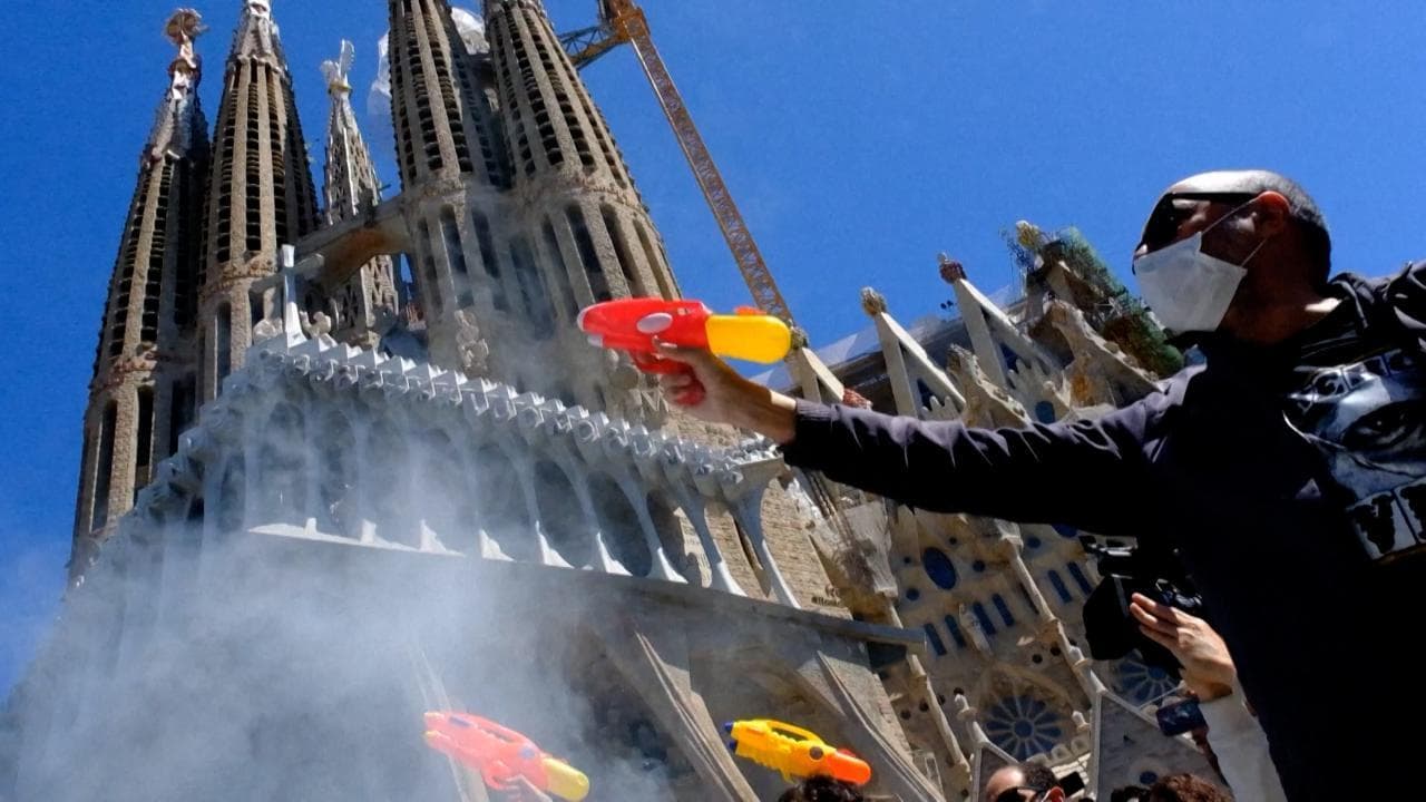 Barcellona, pistole ad acqua contro bus turistico: la protesta contro il turismo di massa