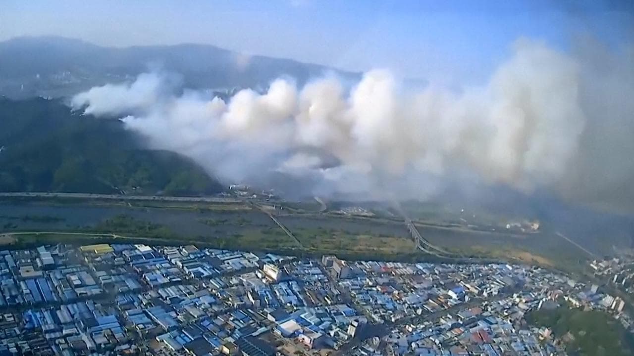 Corea del Sud, gigantesco incendio boschivo lambisce la città di Daegu: le immagini dal drone