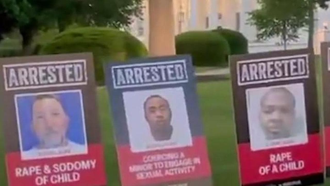 Gli Usa di Trump, sul prato della Casa Bianca i volti dei primi 100 migranti illegali arrestati