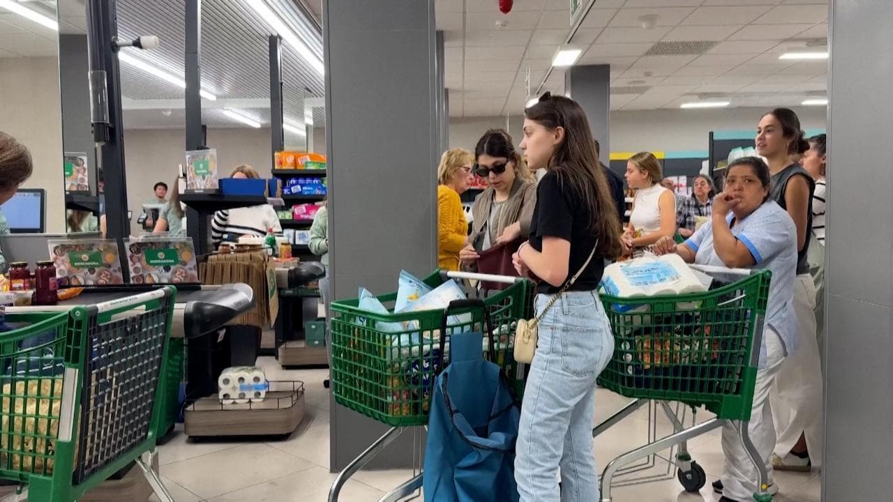 Blackout, code e caos nei supermercati spagnoli