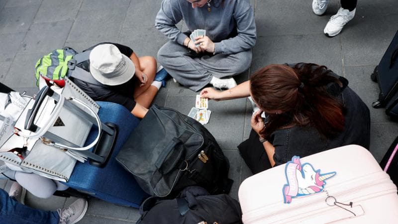 Spagna, all’aeroporto di Valencia senza rete e corrente: “E ora come arriviamo in città?”