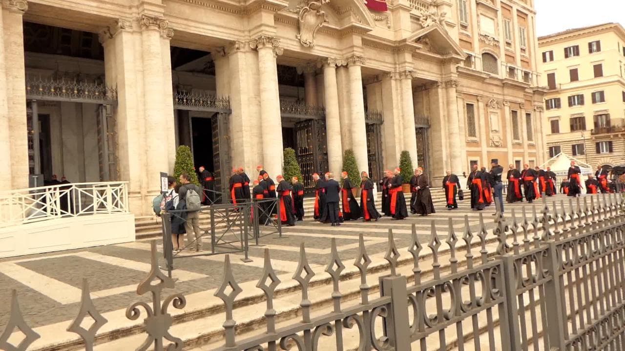Conclave, i cardinali placcati dai giornalisti: "Tranquilidad", "Coraggio", "In risalita dall'apnea"