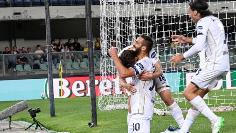 Pavoletti esulta sotto i tifosi del Cagliari al Bentegodi
