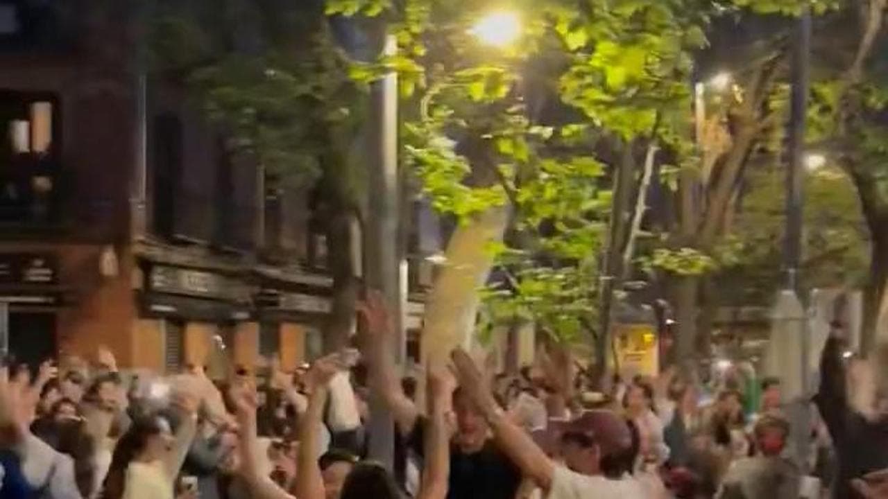 Spagna, torna la corrente elettrica: la folla esulta in strada