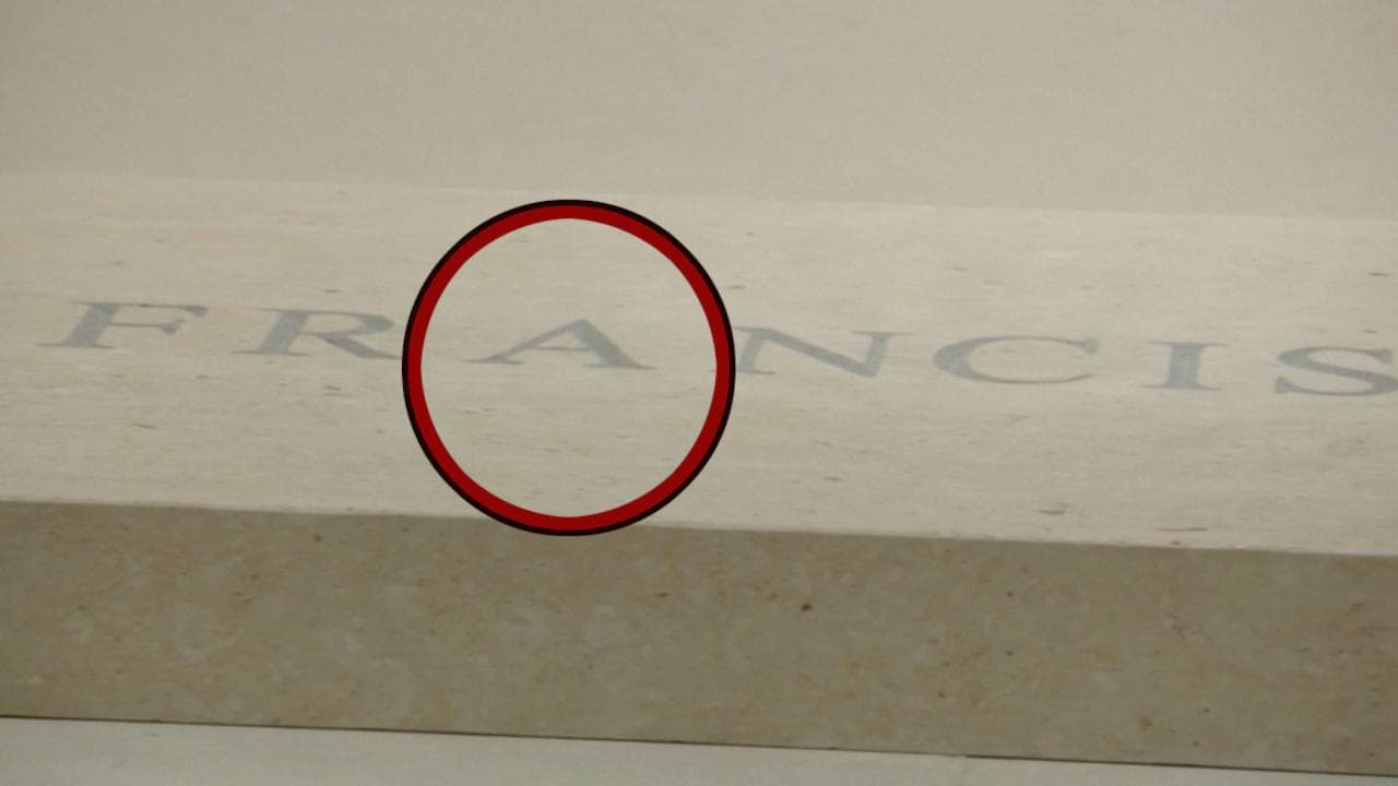 Papa Francesco, quell'imperfezione grafica sulla lapide che fa discutere
