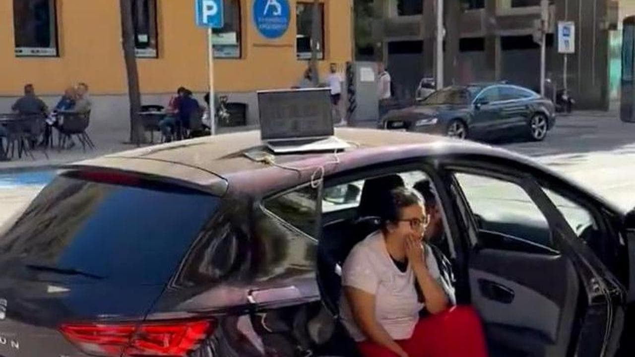 Spagna un tuffo nel passato: solo la radio (a batterie) funziona. Tutti davanti all'apparecchio