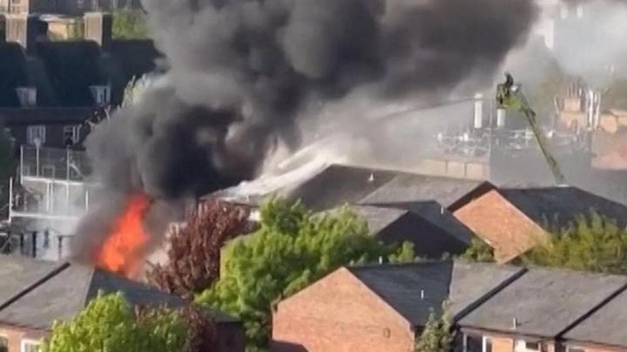 Londra: violento incendio in una stazione elettrica, evacuate 80 persone