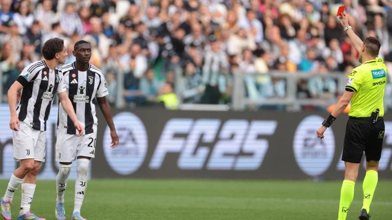 L'arbitro Perenzoni mostra il rosso a Yildiz
