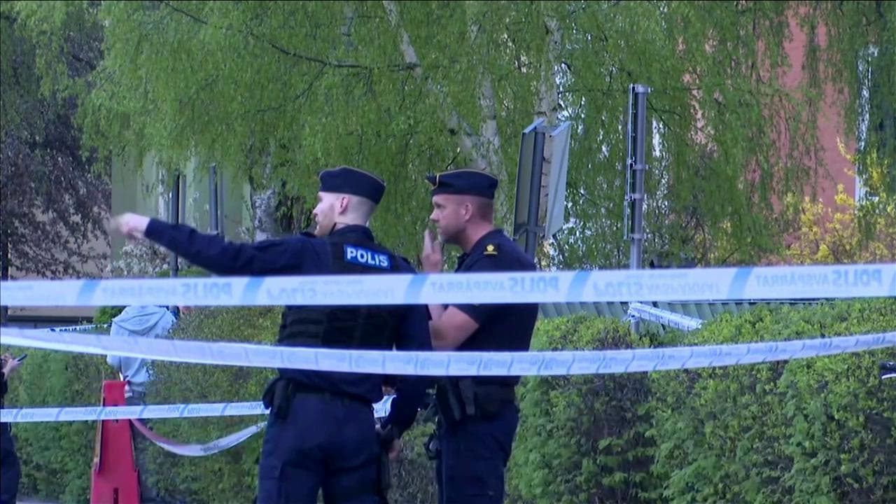 Svezia, gli agenti di polizia sul luogo della sparatoria a Uppsala