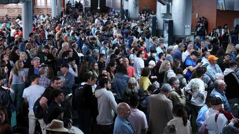 Madrid, 29 aprile: passeggeri alla stazione di Atocha il giorno dopo il blackout