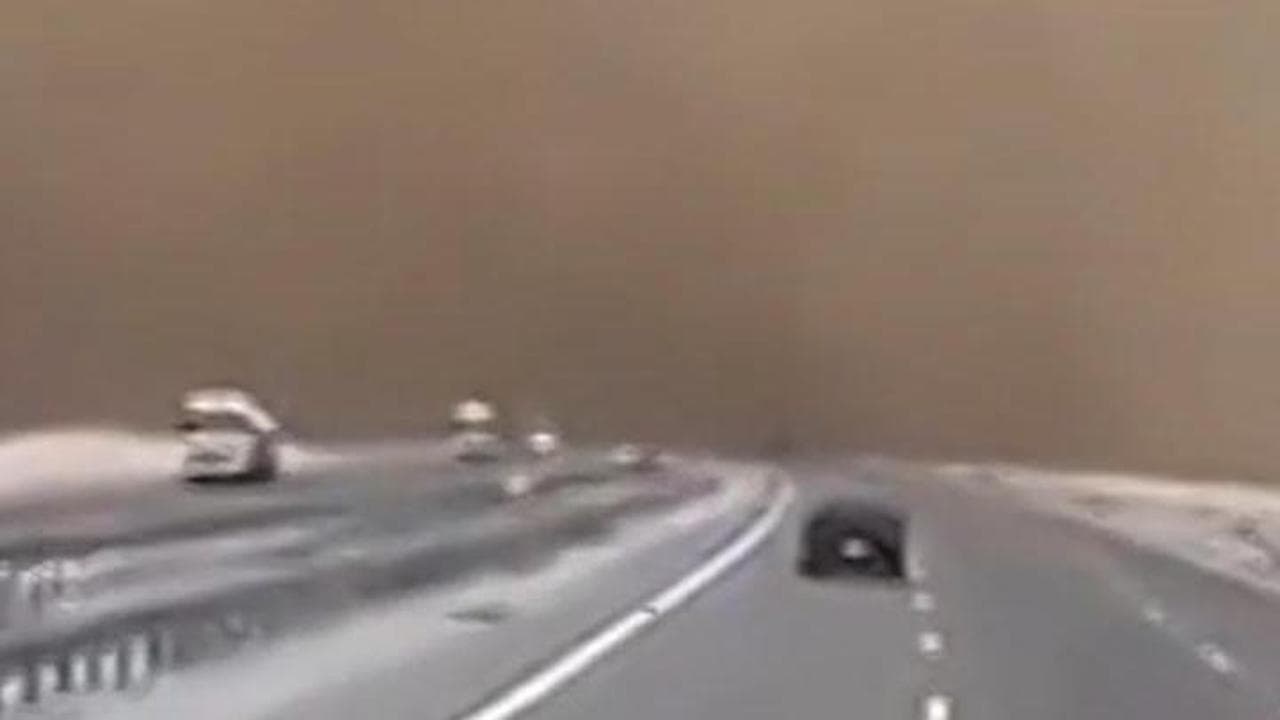 Iraq, la tempesta di sabbia di abbatte sull'autostrada e "inghiotte" le auto