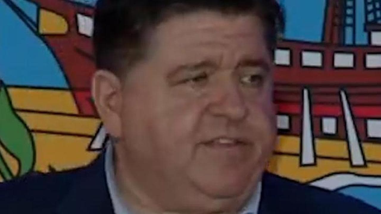 Il discorso di JB Pritzker, il governatore anti-Trump: "È ora di combattere"