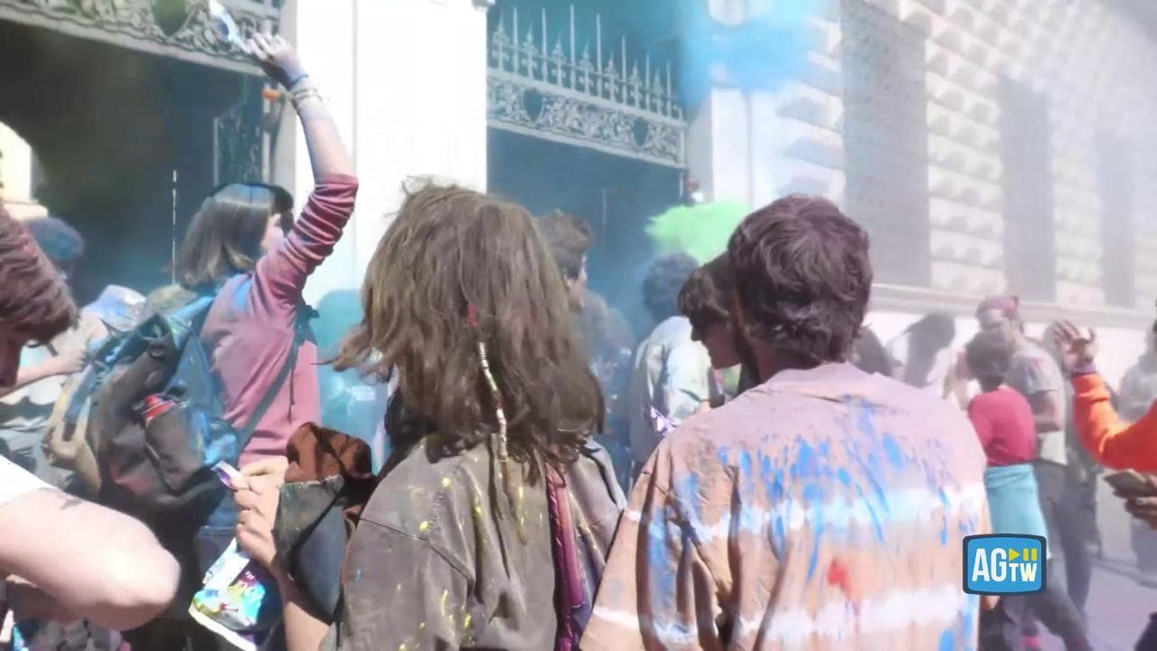 Dl Sicurezza, la protesta colorata di Extinction Rebellion davanti al ministero della Giustizia