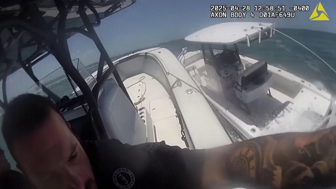 Florida, il guardacoste salta in corsa per fermare il motoscafo che correva in mare senza pilota